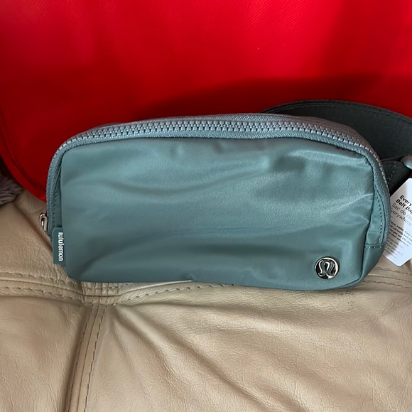 NWT Lululemon Teal belt bag - Picture 4 of 12